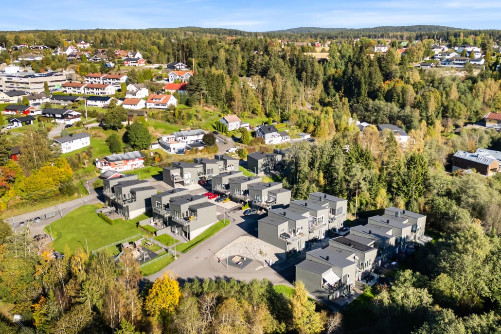 Flyfoto av tomteutviklingsprosjekt med rekkehus – Bygg-Team Romerike Se våre prosjekter innen tomteutvikling – Bygg-Team Romerike